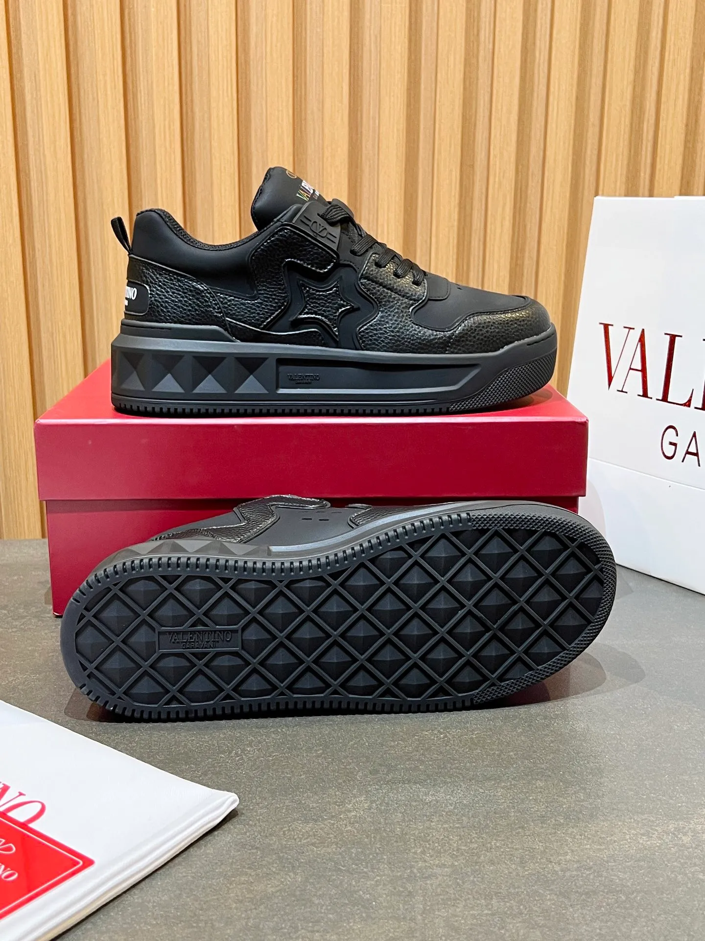 👟👟Ex-factory price 660👟👟 𝑽𝒂𝒍𝒆𝒏𝒕𝒊𝒏𝒐Valentino 𝑶𝒏𝒆𝑺𝒕𝒖𝒅 Couple casual sports shoes series Valentino 2024 new couple sports shoes are on sale. The original ZP was purchased and dismantled. Repeated pattern making and modification. I tried my best to restore it one to one! Top luxury masterpiece Signature five-pointed star design Soft and comfortable genuine leather with contrasting colors brings excellent and elegant texture and excellent on-foot comfort Top purchasing version upper: imported calfskin surface/original oil edge craftsmanship Outsole: original development 𝐓𝐏𝐔 two-color combination outsole Packaging: original configuration complete package Code number: 34-𝟒𝟓